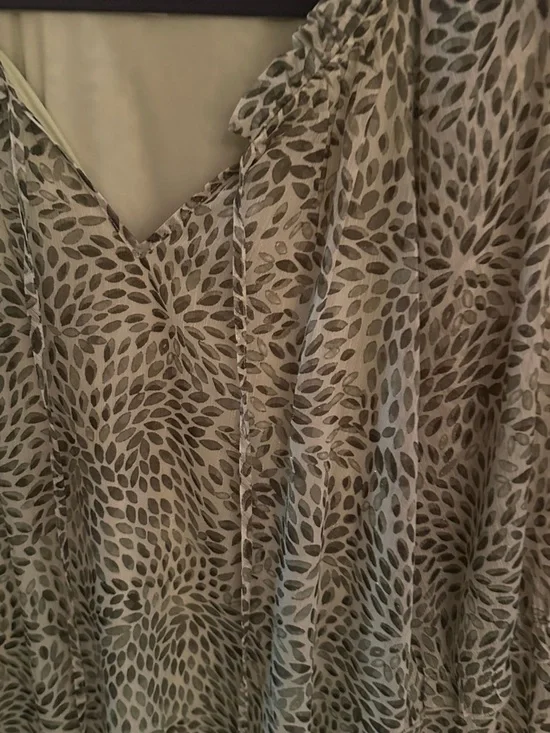 Kate & Lily Olive Leaf-Print V-Neck Blouse - Picture 4 of 4